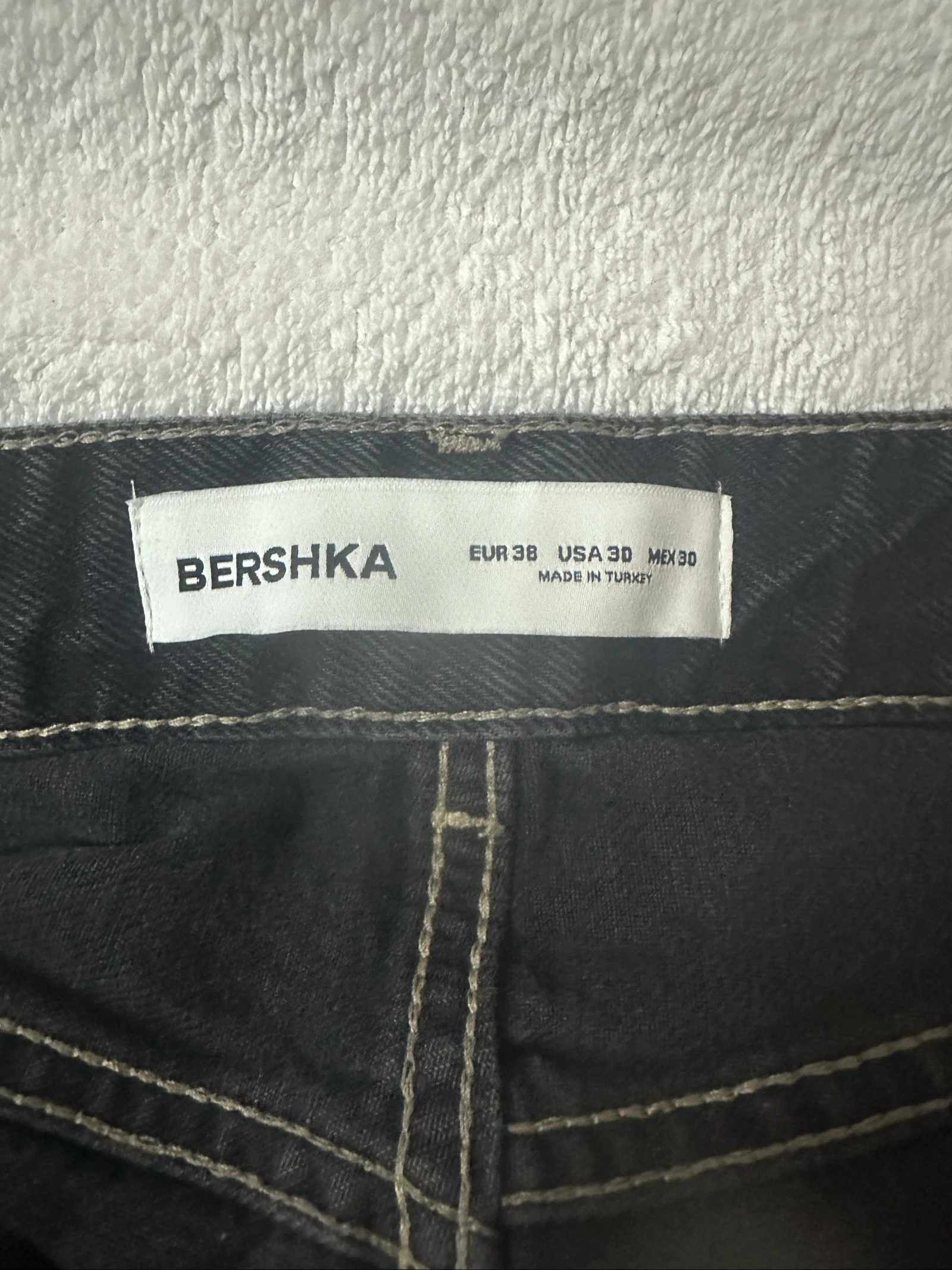 Jeans Bershka zwart met versleten sterren – Maat 38 – photo 3